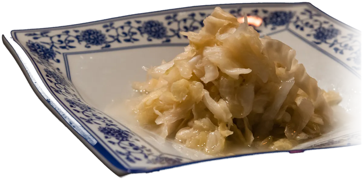 青花瓷盤上發酵完成的老酸菜