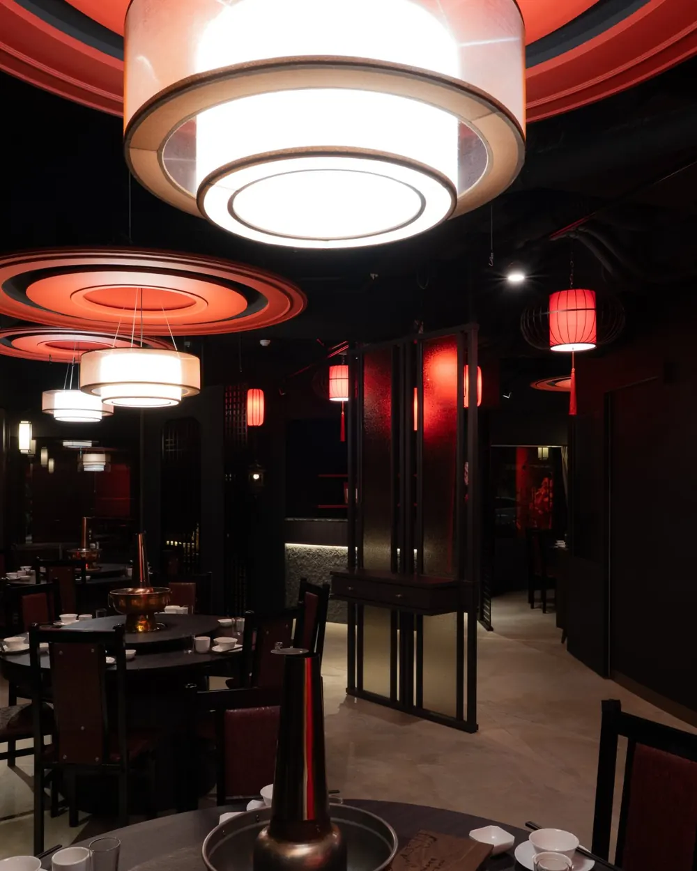 四平聚半開放用餐區:圓形吊燈下的一張張圓桌與炭火銅鍋