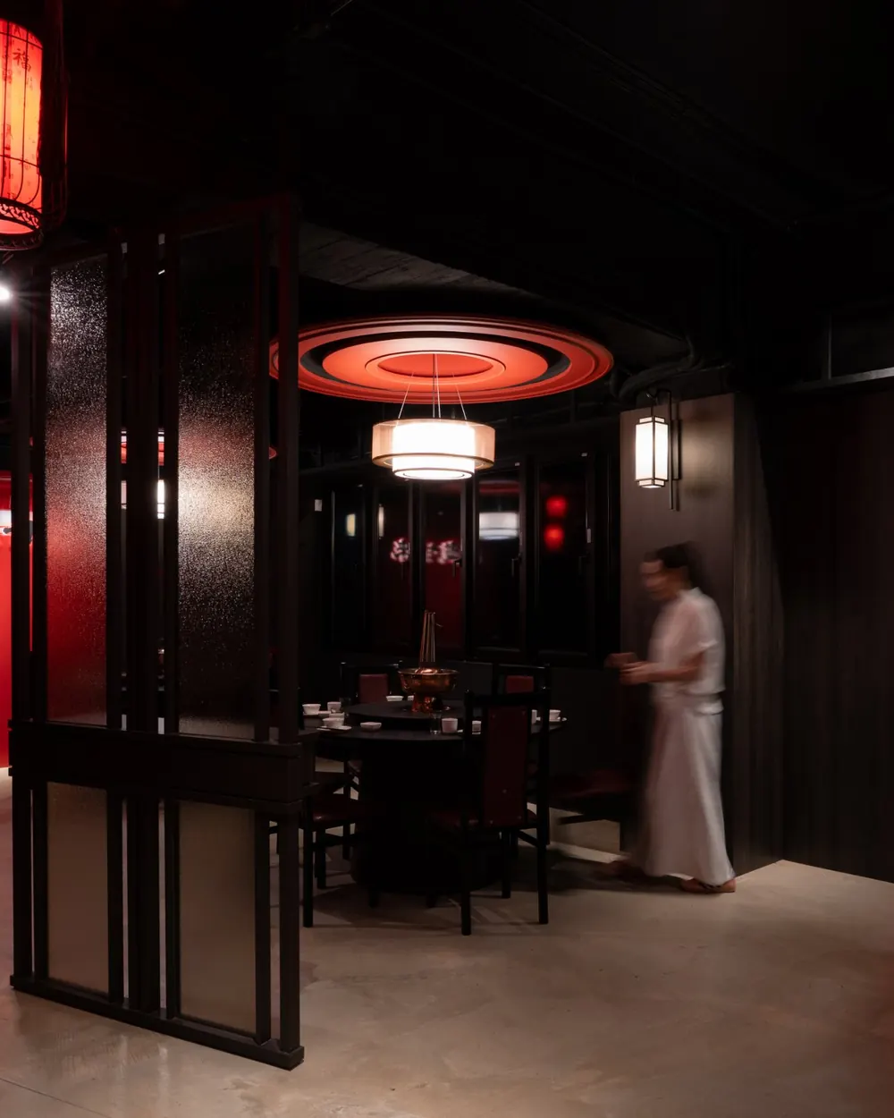 四平聚半開放用餐區:格柵屏風後的圓桌與煙囪銅鍋